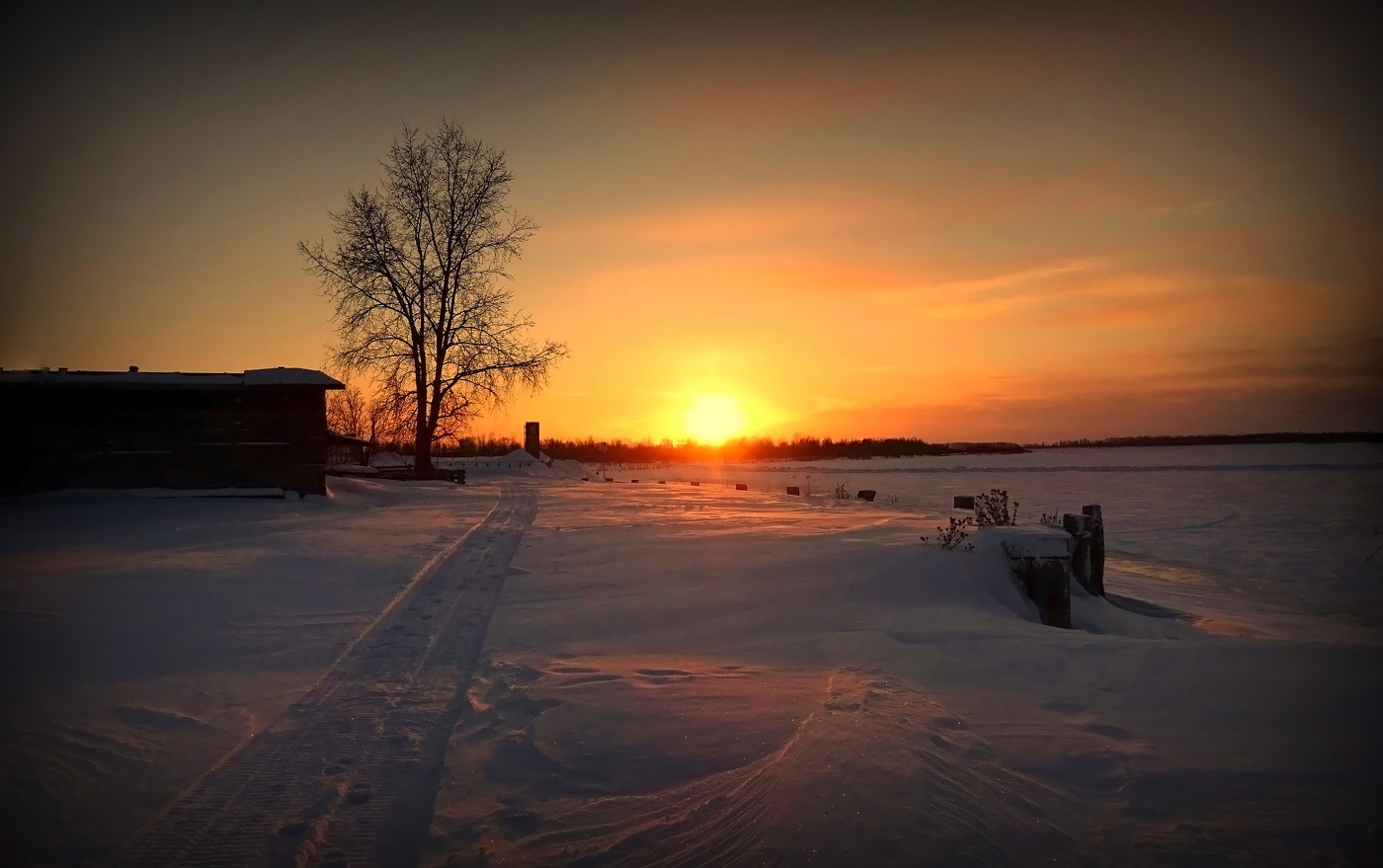 «Зимний пейзаж в лучах заката»