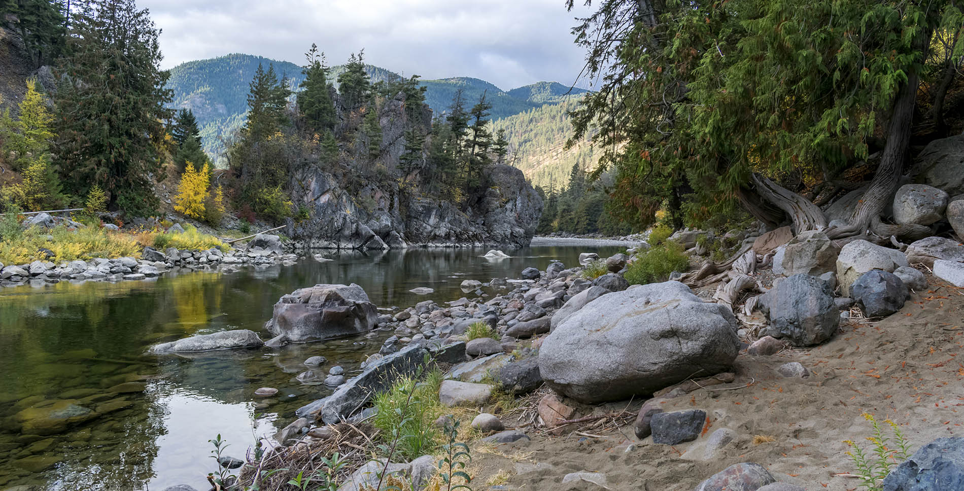 На осенней реке