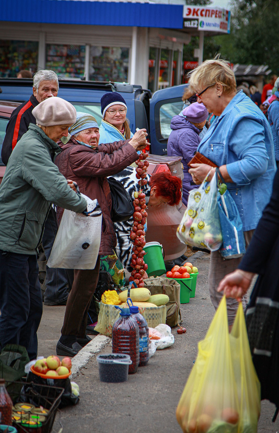 Есть газеты, семечки калёные....