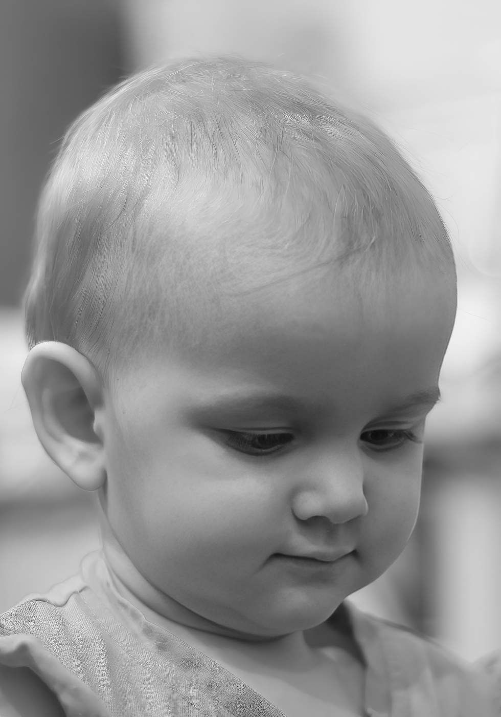 Алина в моменте задумчивости. Детство — время открытий.