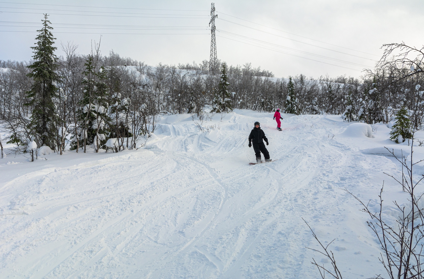"Вперед! Вези меня сноуборд по горам и ямам Между елок и людей, помоги мне, мама!"