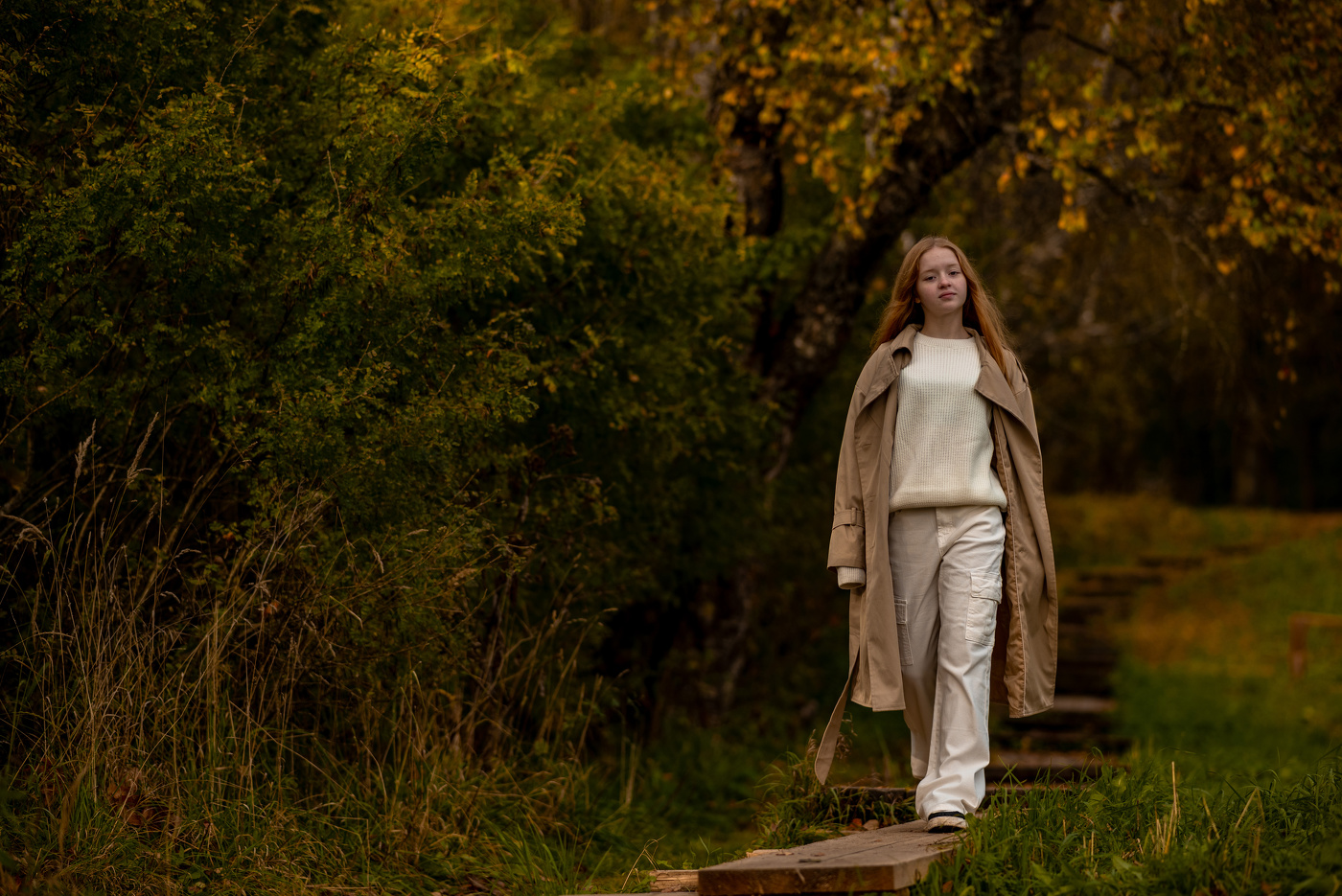 Аделина спускается к пруду