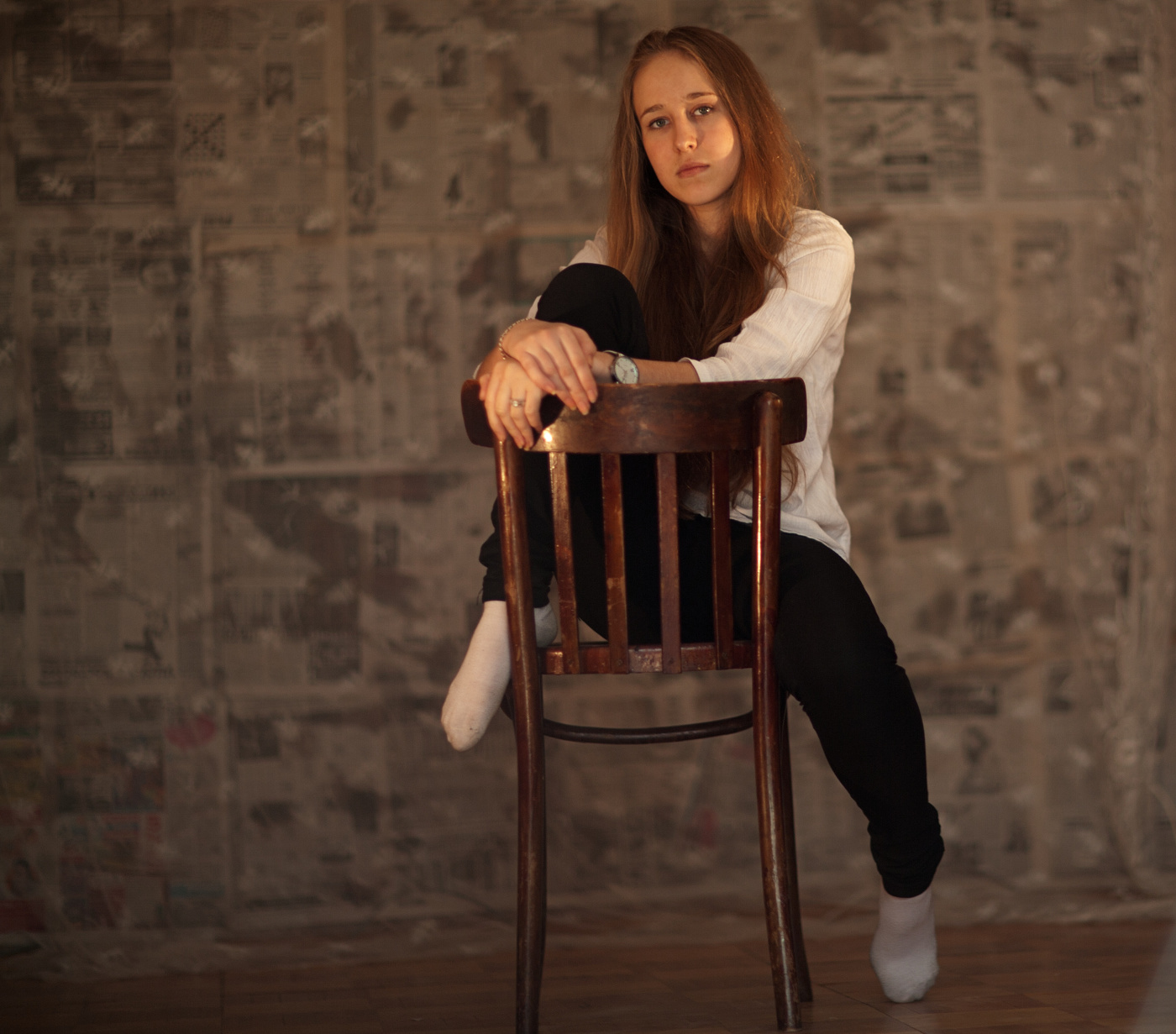 Девушка на стуле