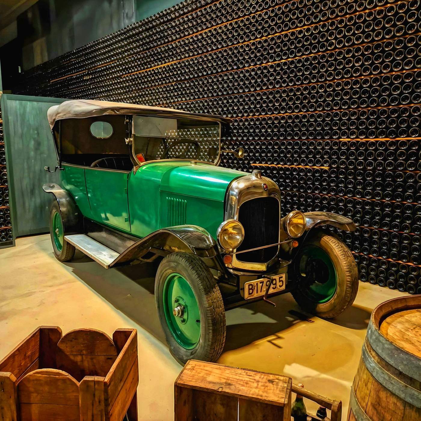 Subirats - Llopart escumosos (cotxe antic) - Alt Penedès