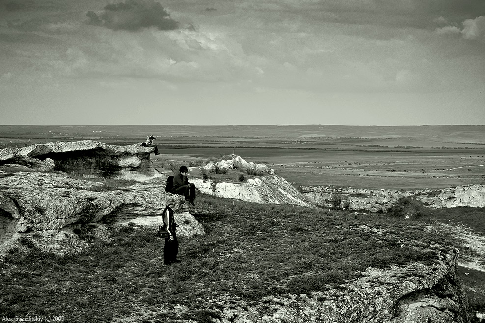 Три фотографа сидели на скале