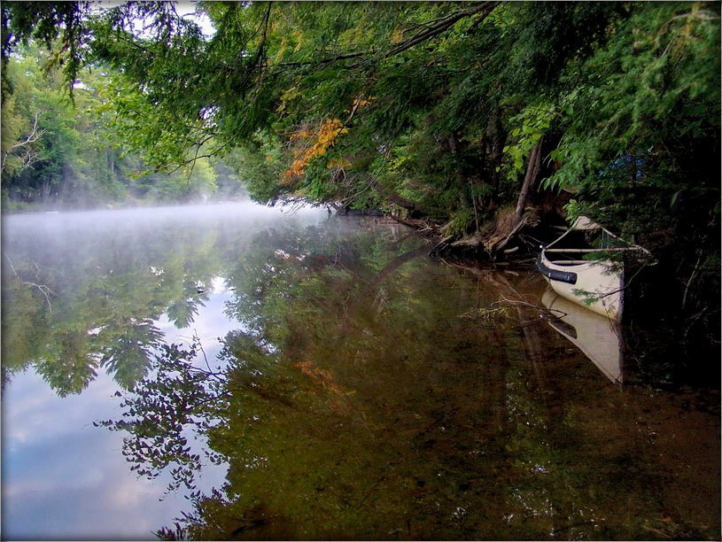 ПЗЛ з драўлянай - народнай - лодкай кану