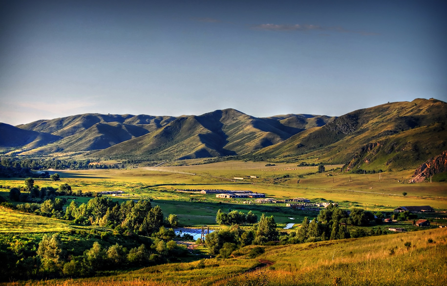В лучах догорающего дня, в лучах уходящего лета...