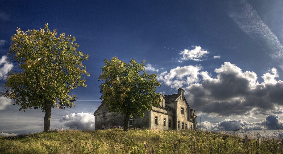 Дом на пригорке