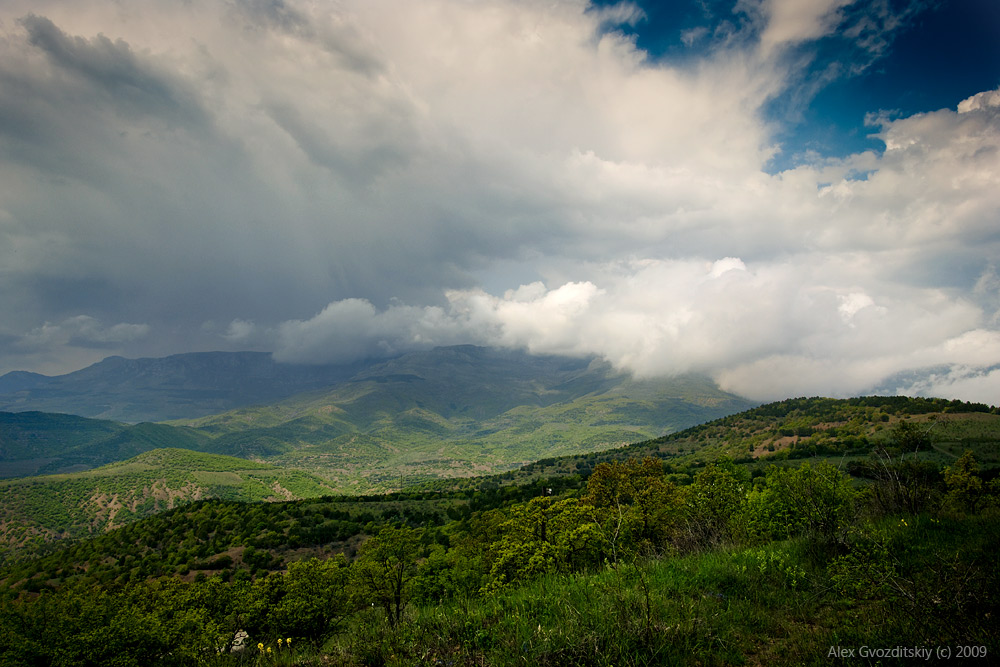 На горы идёт гроза