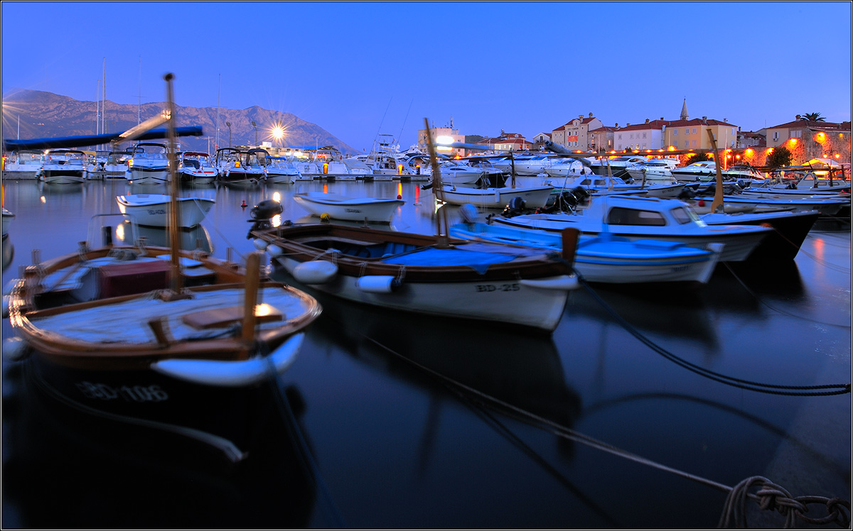 Спят усталые   лодченки