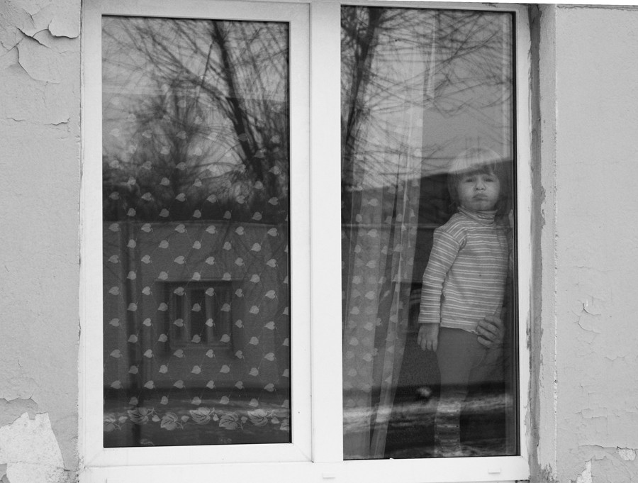 Девочка в окошке