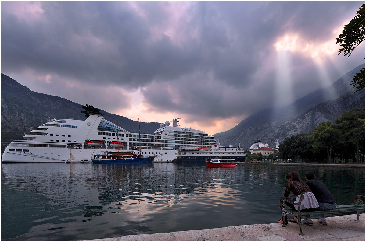 Уплыть на белом  пароходе