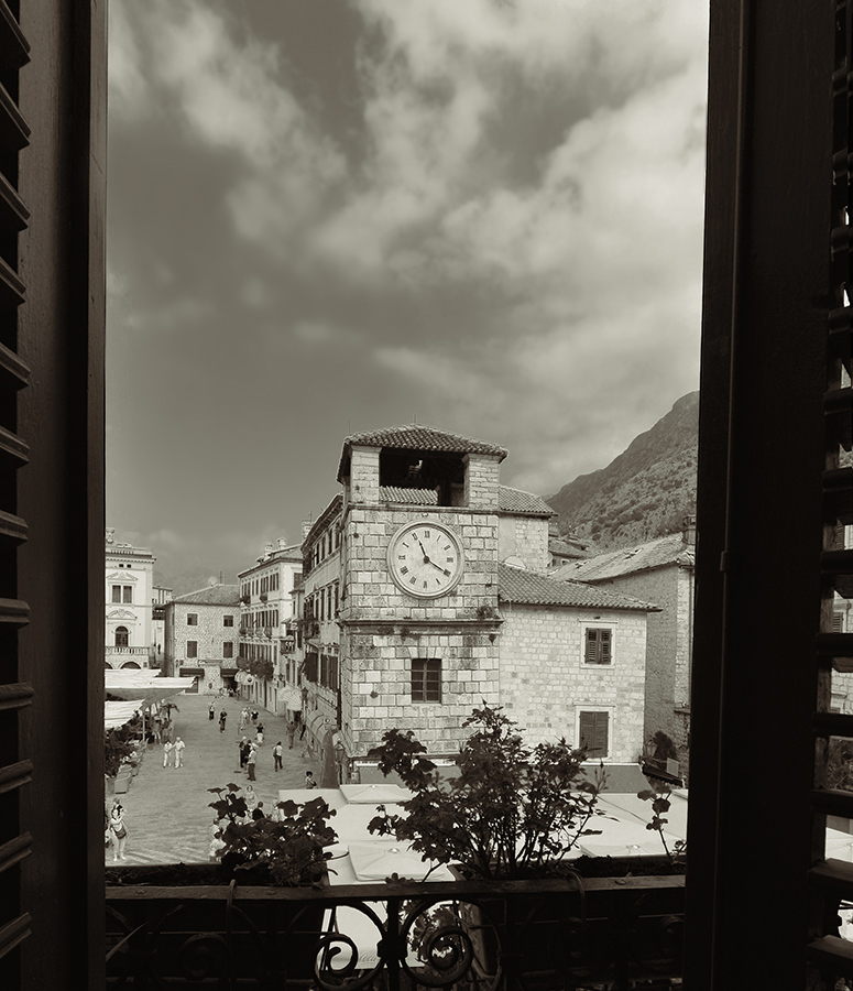 Еще   идут  старинные  часы