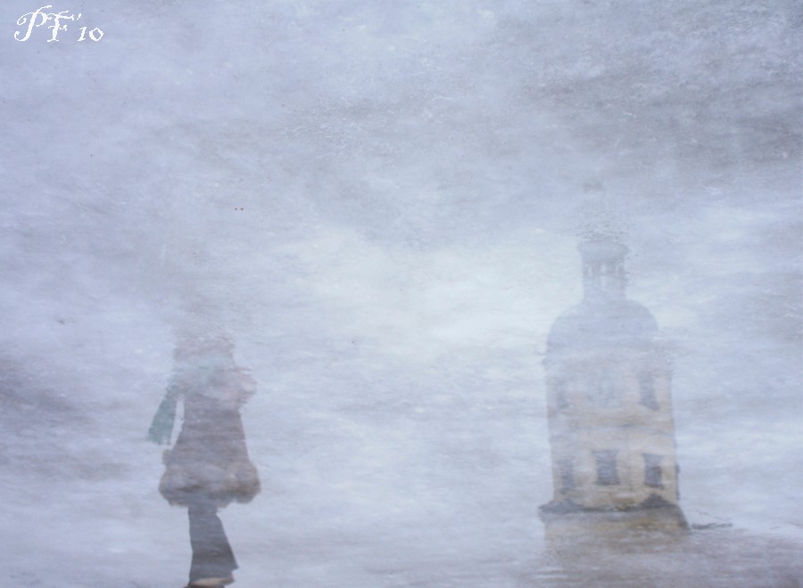 Девочка. Шарфик. Ратуша.