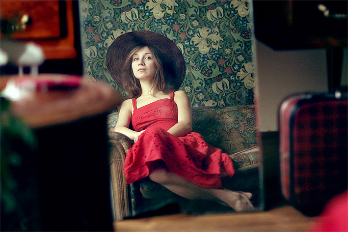 Девушка в красном платье