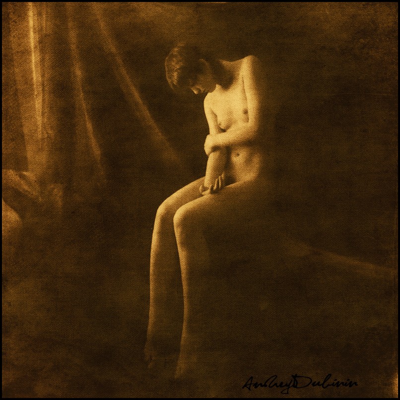 Девушка у ручья