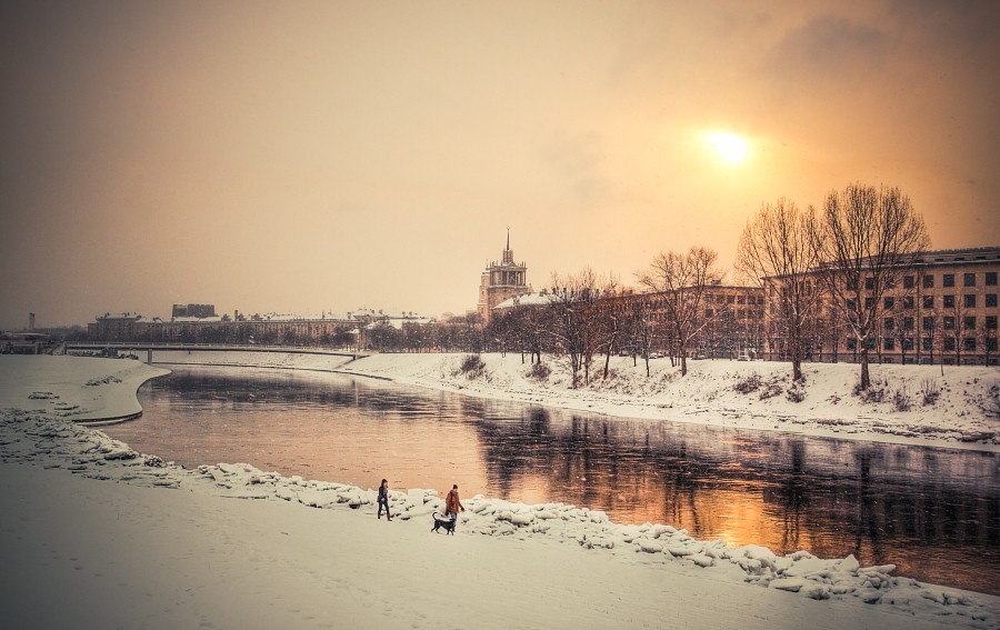 "Зима...вечер...набережная..."