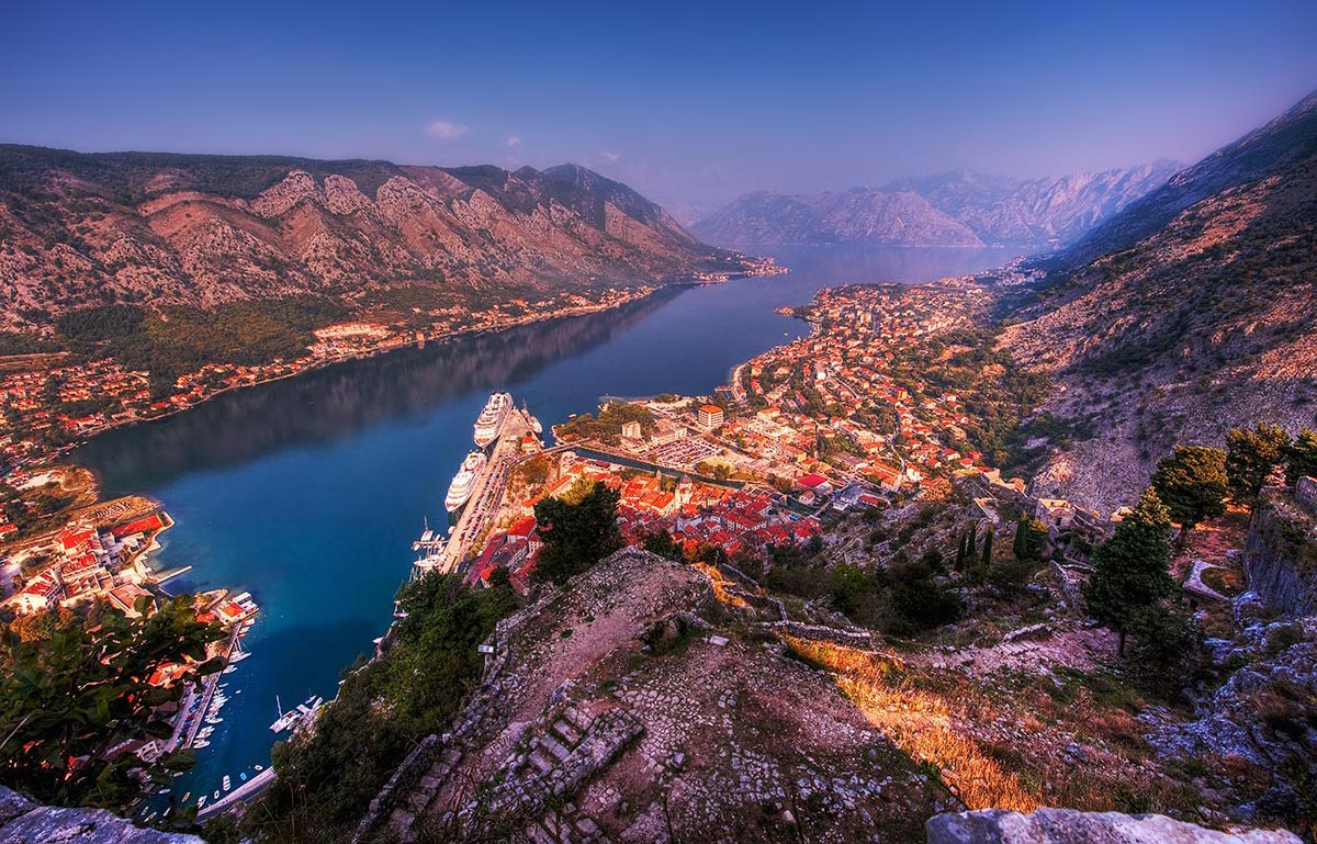 На бухту  свысока