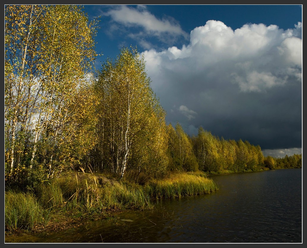 Надвигается.