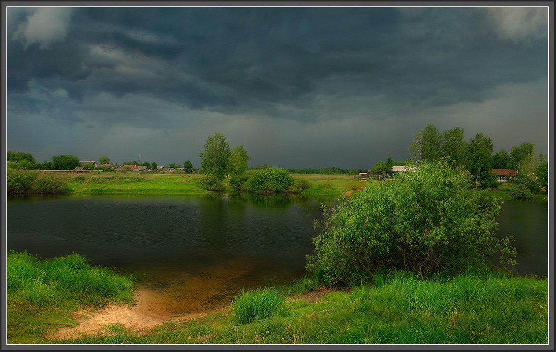 Надвигается.