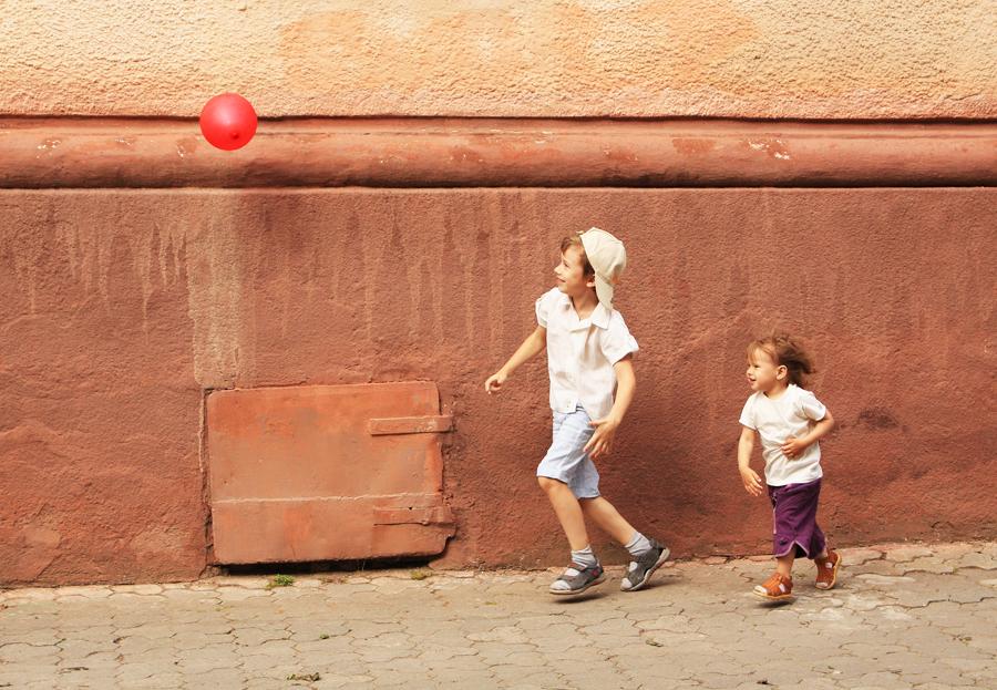 Дети и шарик