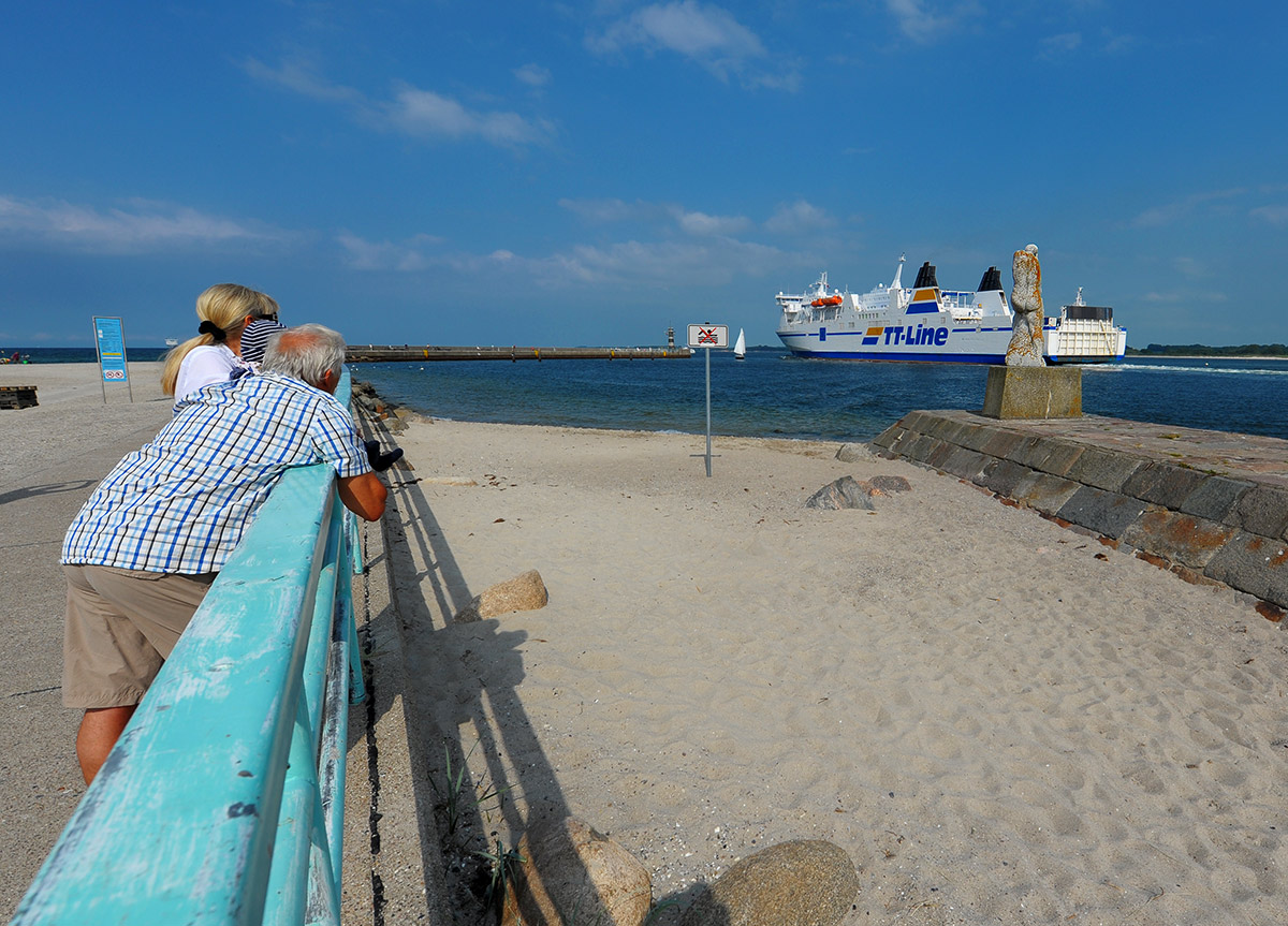 Как  провожают  пароходы