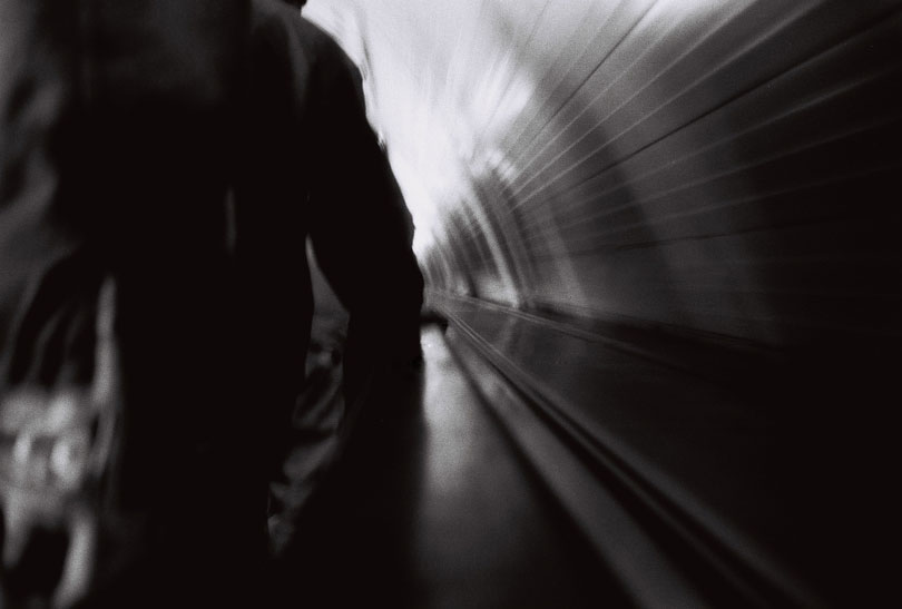 на поручне эскалатора прилег...