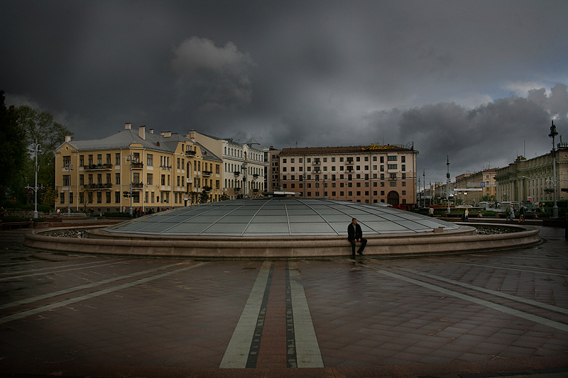 портрет на фоне летающей тарелки