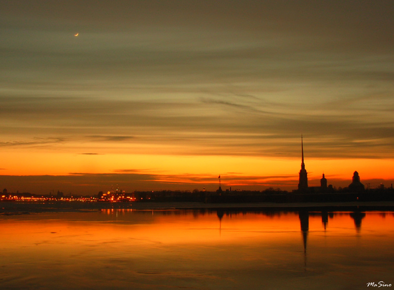 Самое небо с нетленным закатом в тихом заливе себя повторяет.