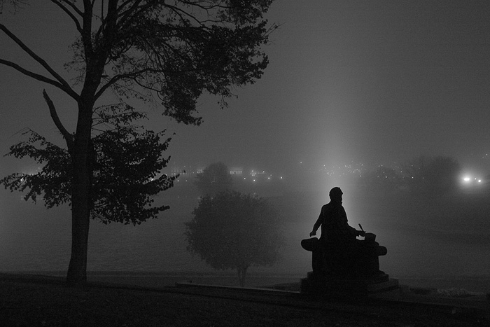 Пушкинъ... ночь... туманъ...