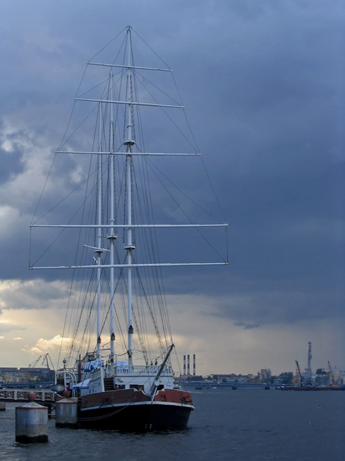 в городе. без паруса...