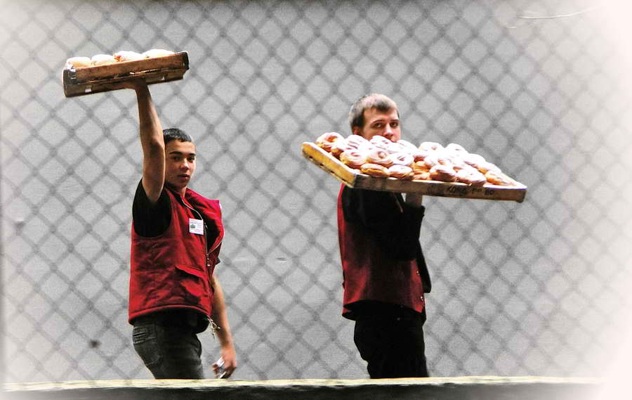 *парни несущие хлебобулочные изделия*