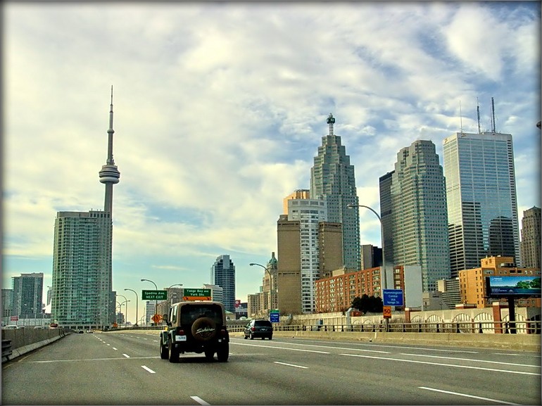 над Таронта неба сінее...