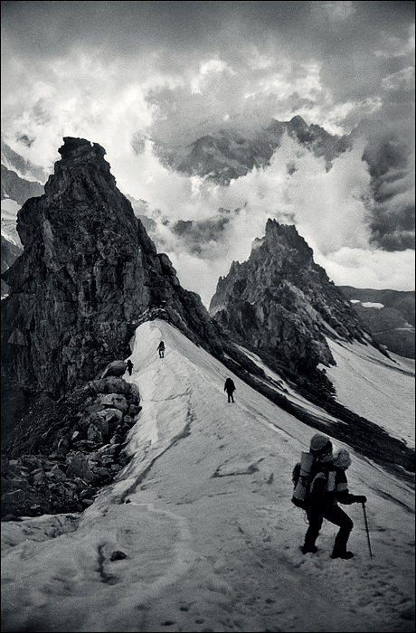 Здесь небо как волны бьется о твердые скалы