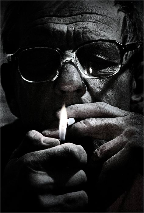 Руки. Сигарету...