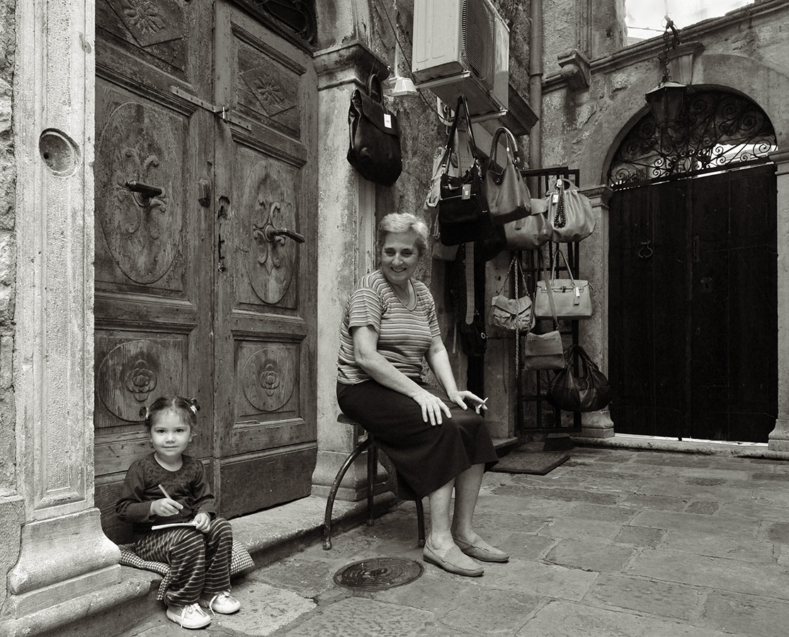 Помощник  продавца