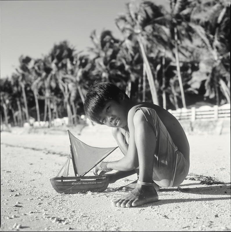 Мальчик с корабликом