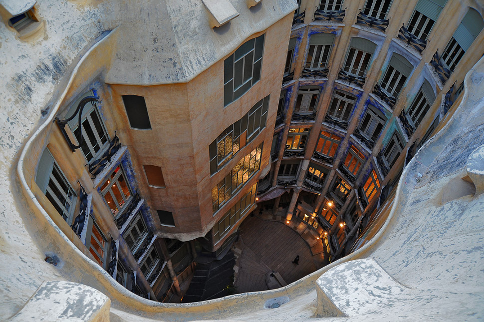 В колодце двора