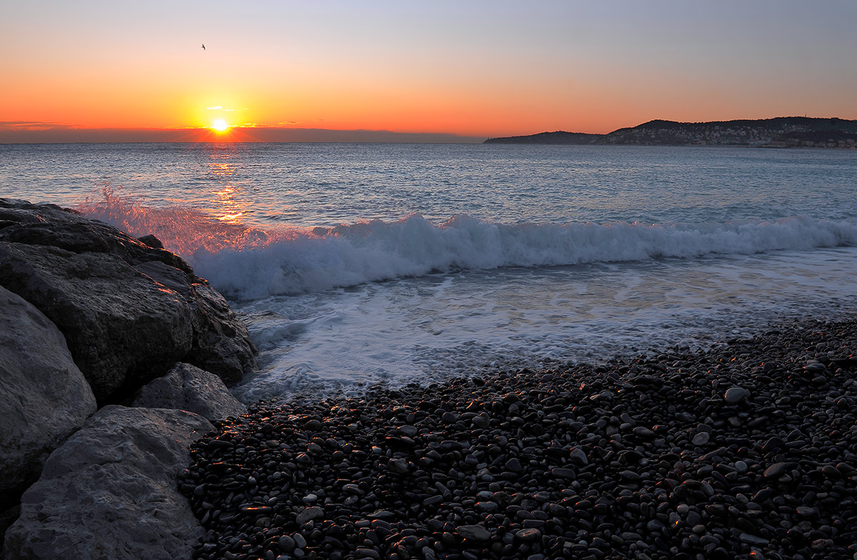 Рассвет и море