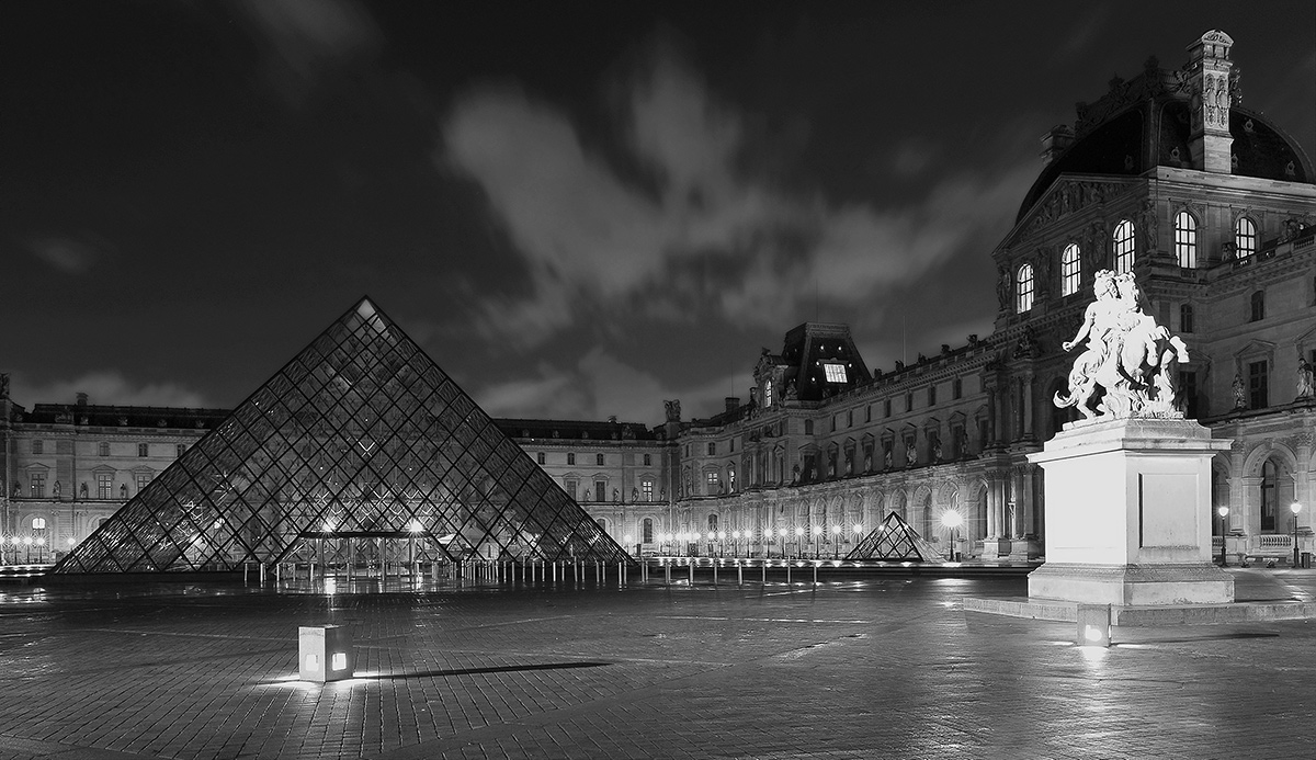 Кристалл  у  Лувра