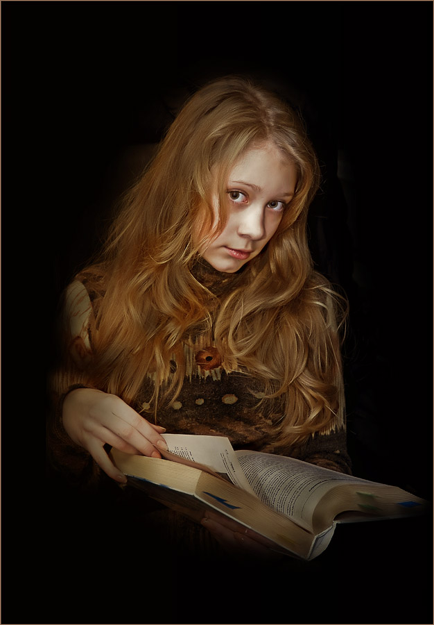 Девочка, читающая книгу...