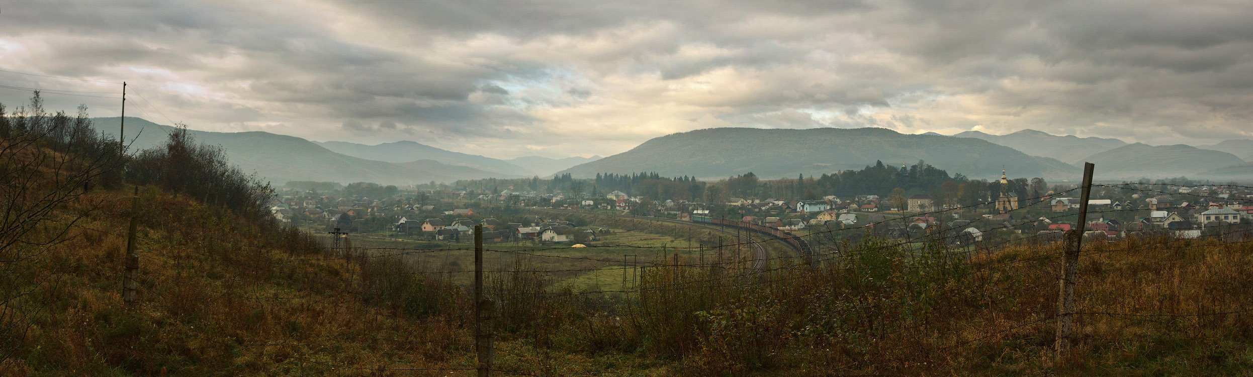 Пейзаж с колючей проволокой