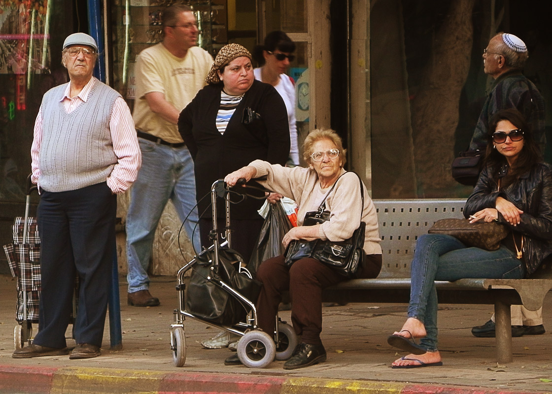 НА АВТОБУСНОЙ ОСТАНОВКЕ