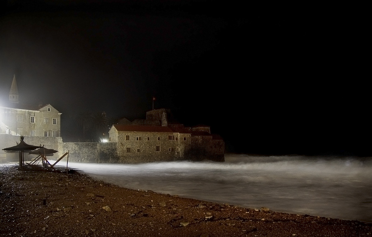 море волнуется раз..