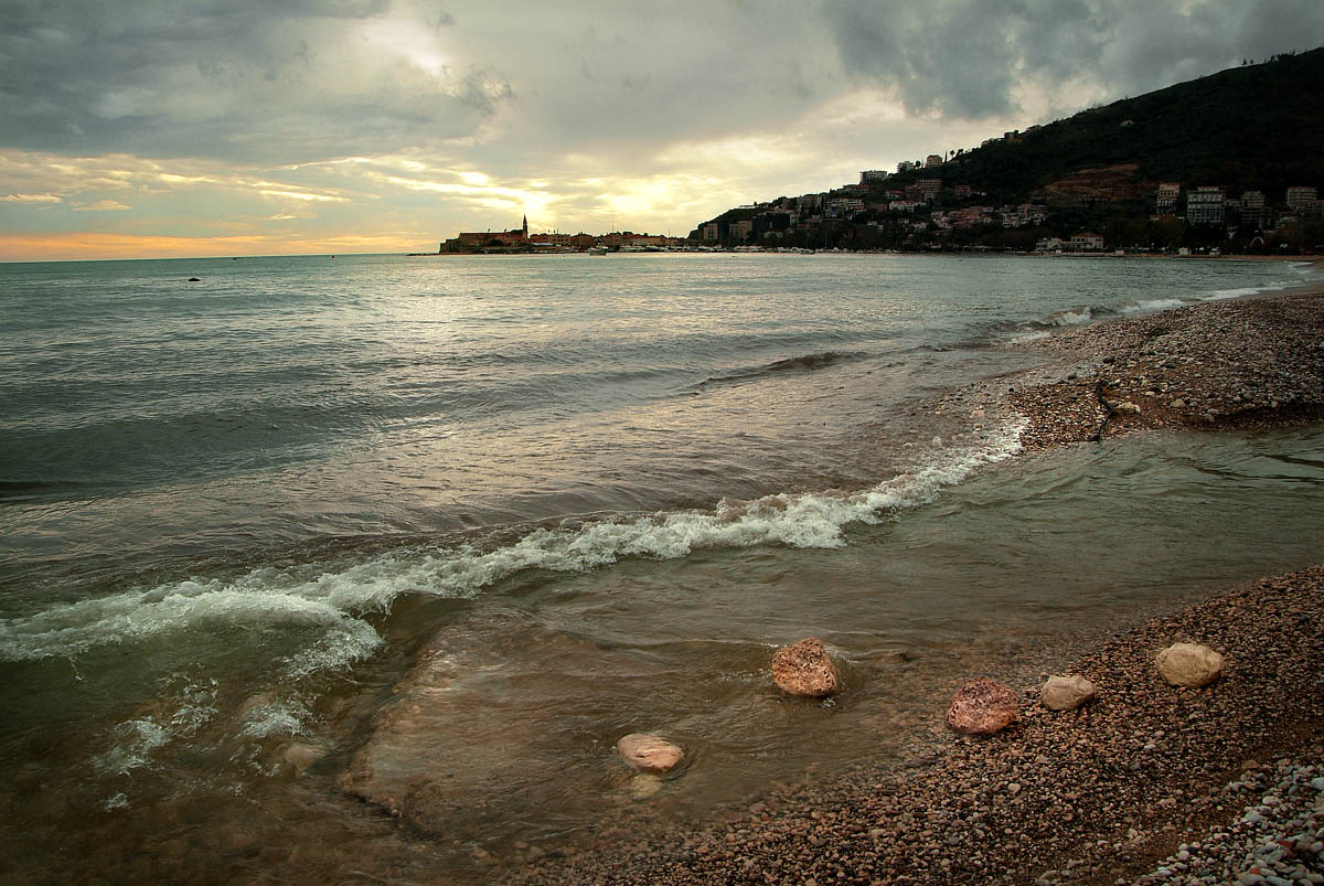 камень вода