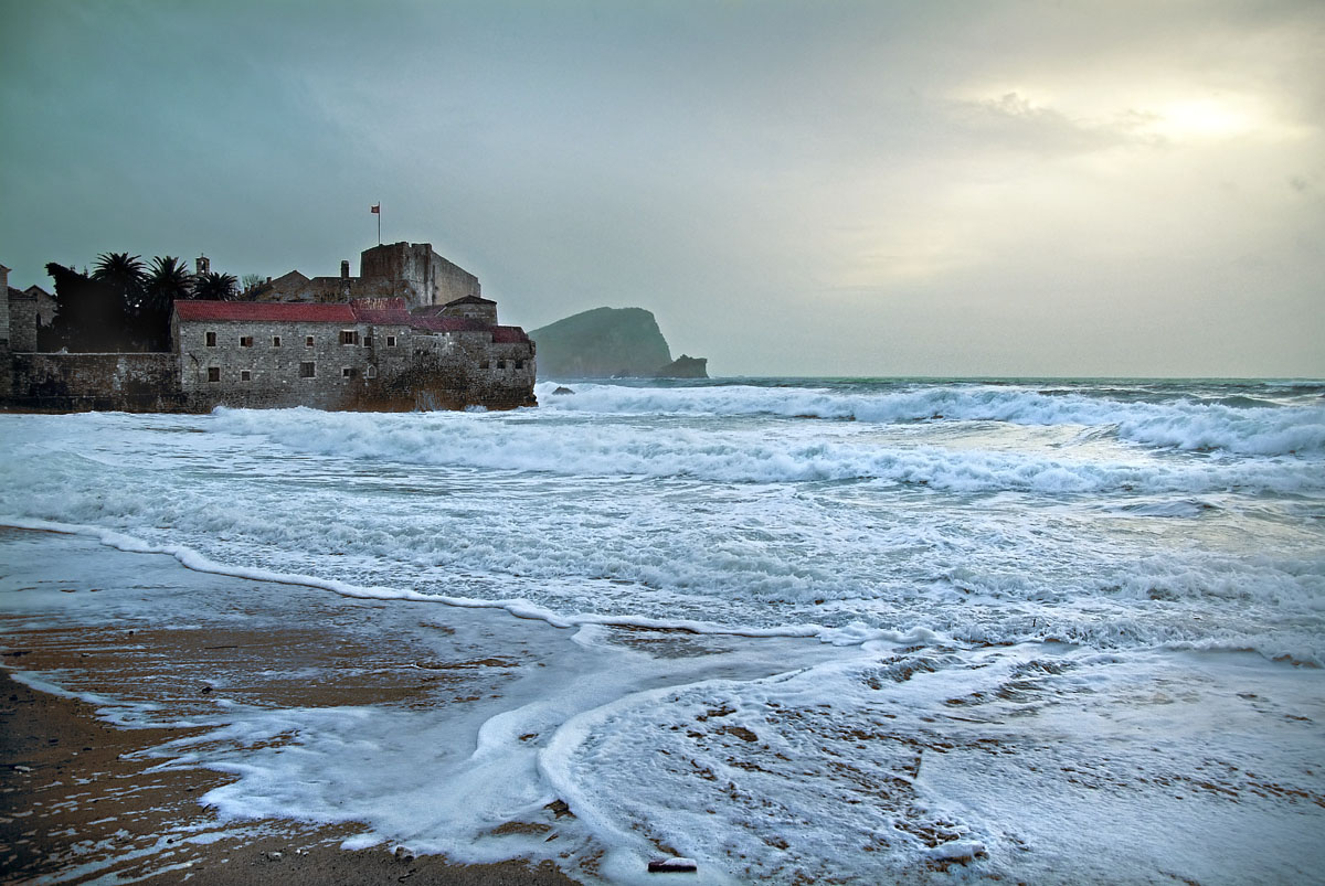 у старых стен