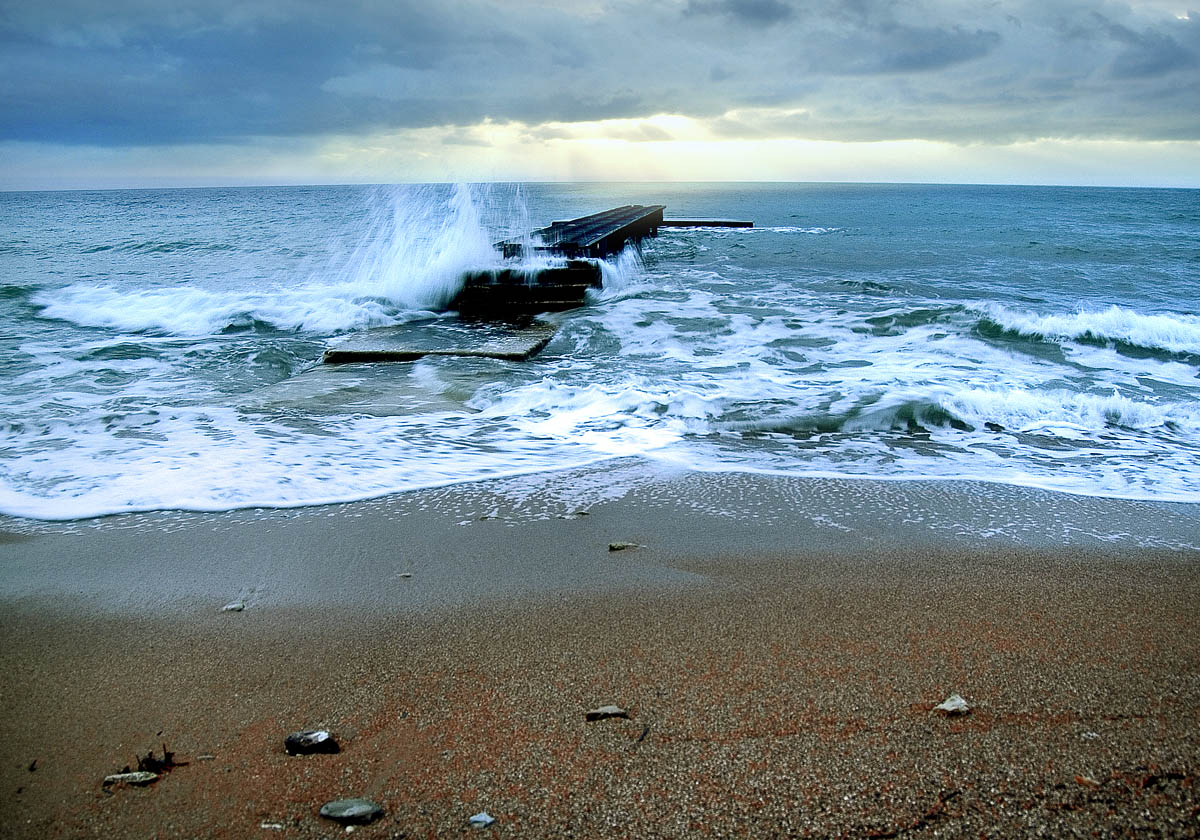 море волнуется два