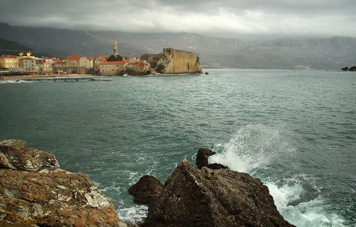 море волнуется три..