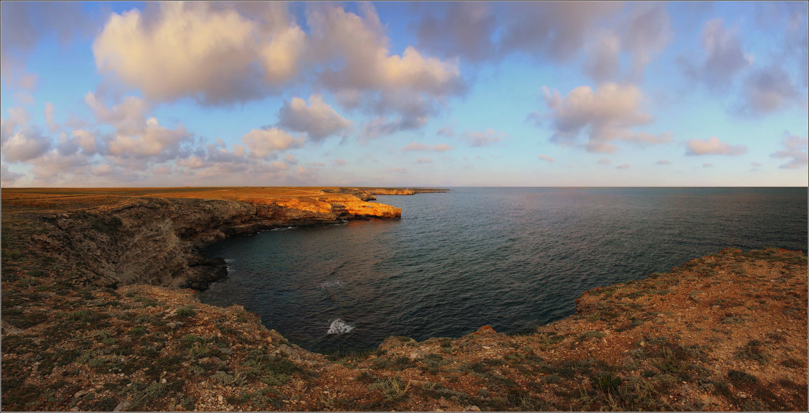 / Как море с солнцем прощалось /