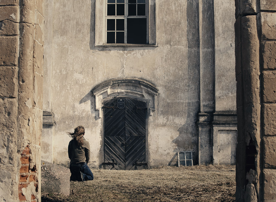 У заброшенного храма